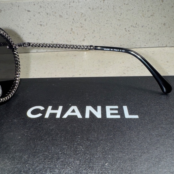Chanel 4245 Rimless Black Sunglasses with Pearl and Other Chains In Box Italy